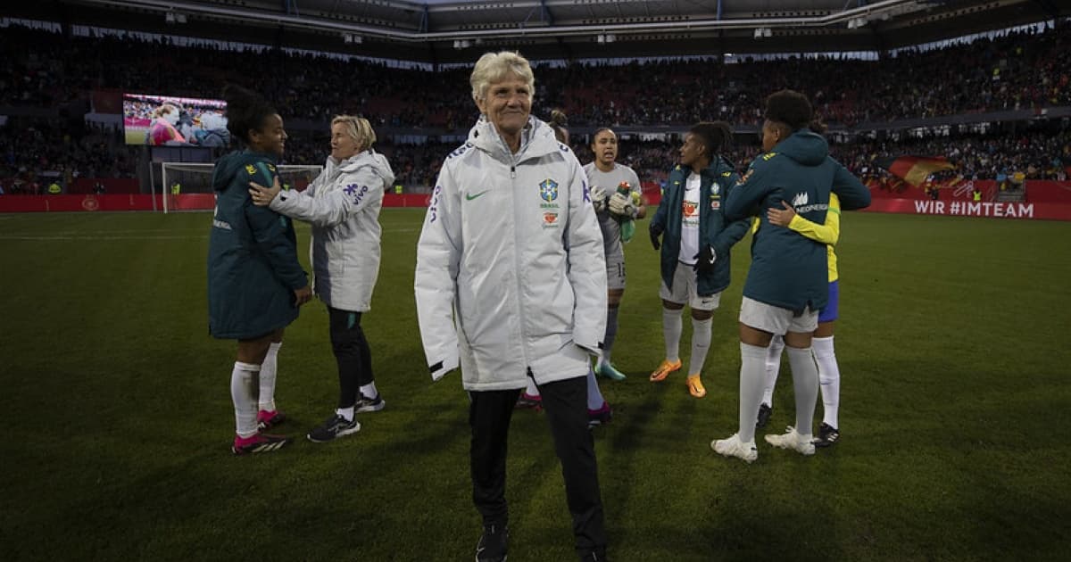 Pia sorri no campo após vitória do Brasil sobre a Alemanha