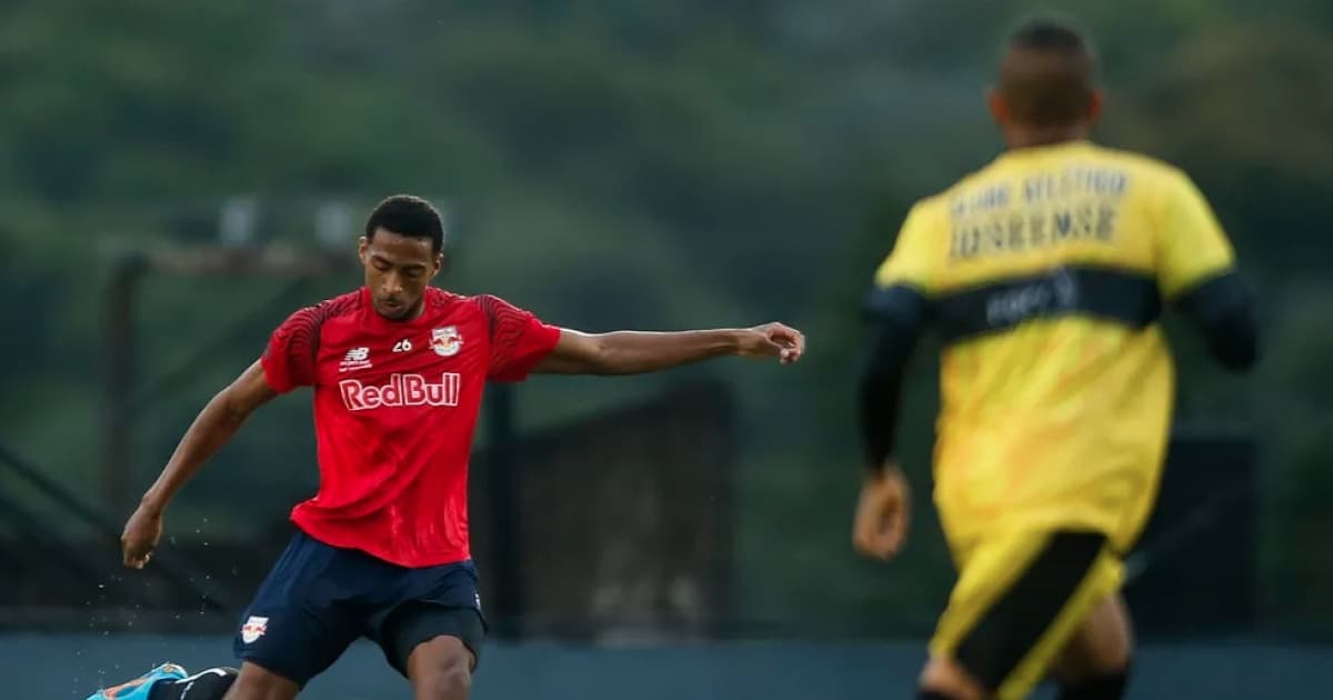 Eduardo Santos chuta a bola durante treino do Red Bull Bragantino