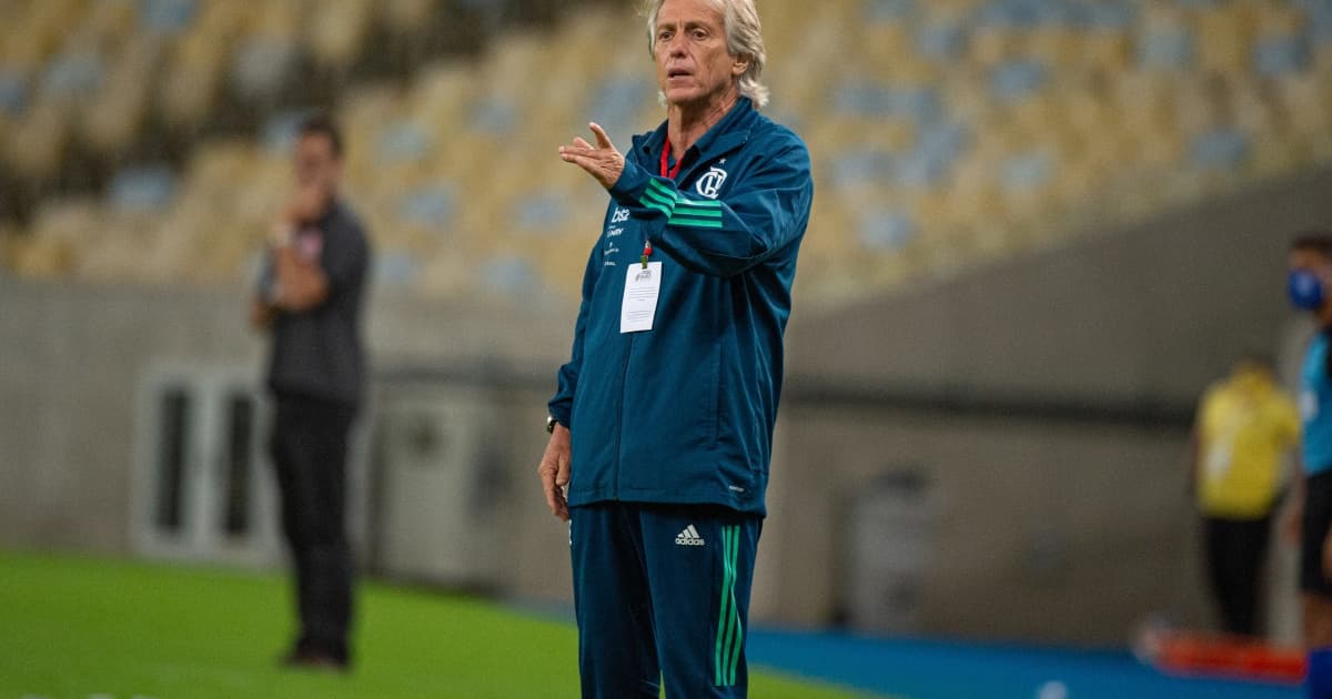 Jorge Jesus orienta o Flamengo durante partida