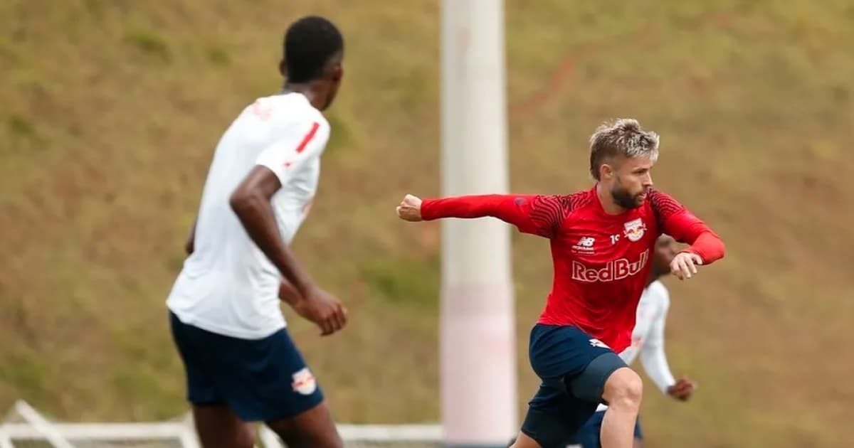 Marcado à distância, Eduardo Sasha carrega a bola durante jogo-treino