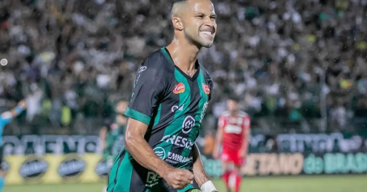 Serginho comemora gol marcado pelo Maringá sobre o Flamengo