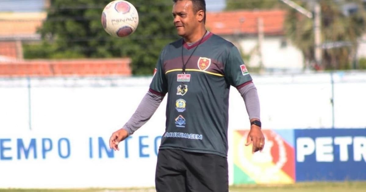 William Lima chuta bola