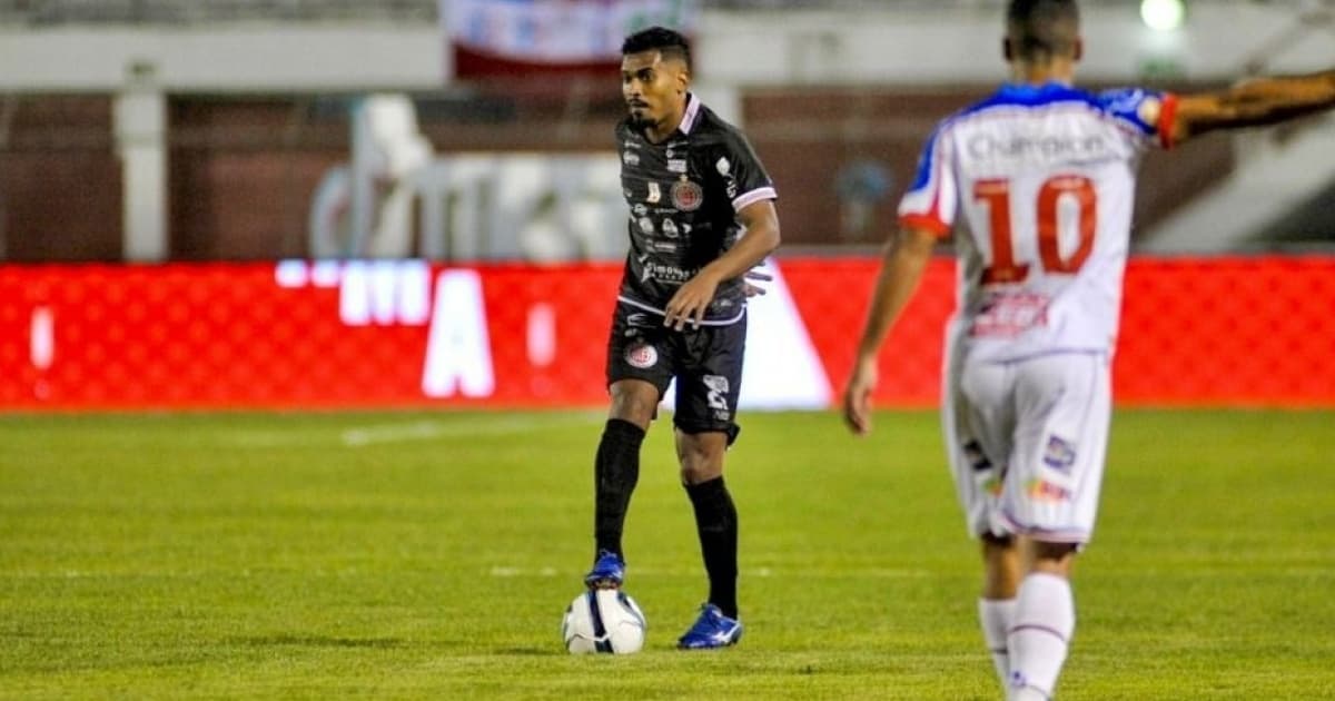 Jerry domina a bola durante partida do Atlético de Alagoinhas contra o Bahia