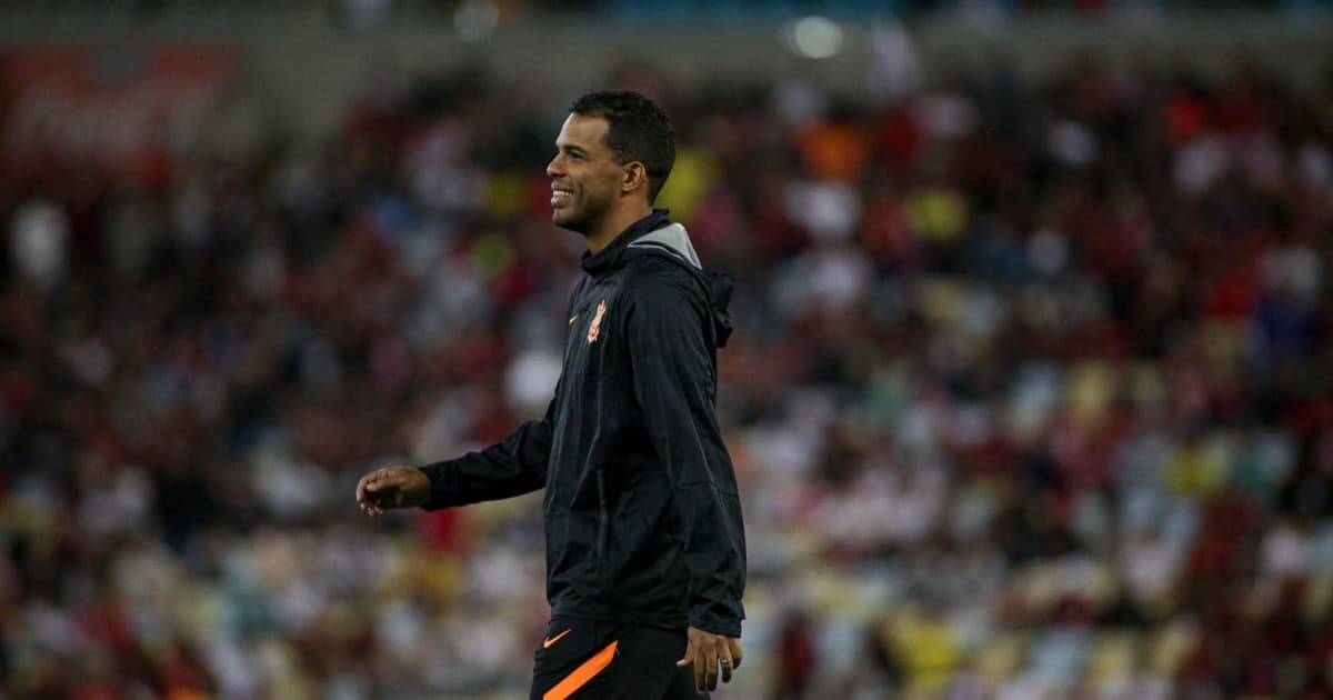 Fernando Lázaro caminha durante jogo do Corinthians