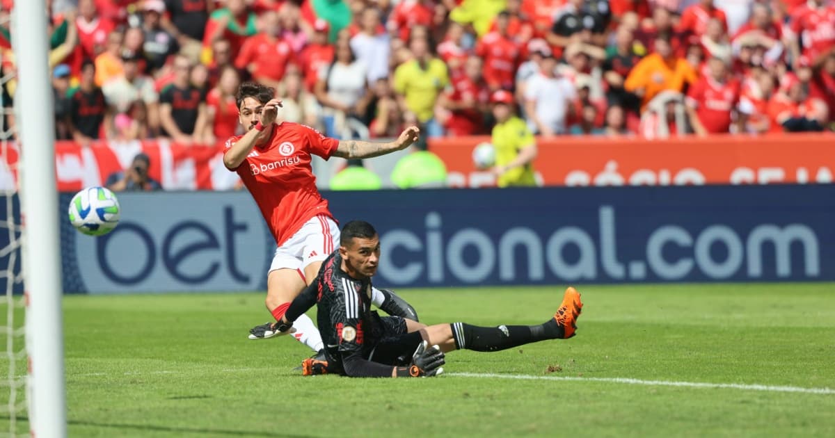 Maurício chuta na saída de Santos para marcar a favor do Inter