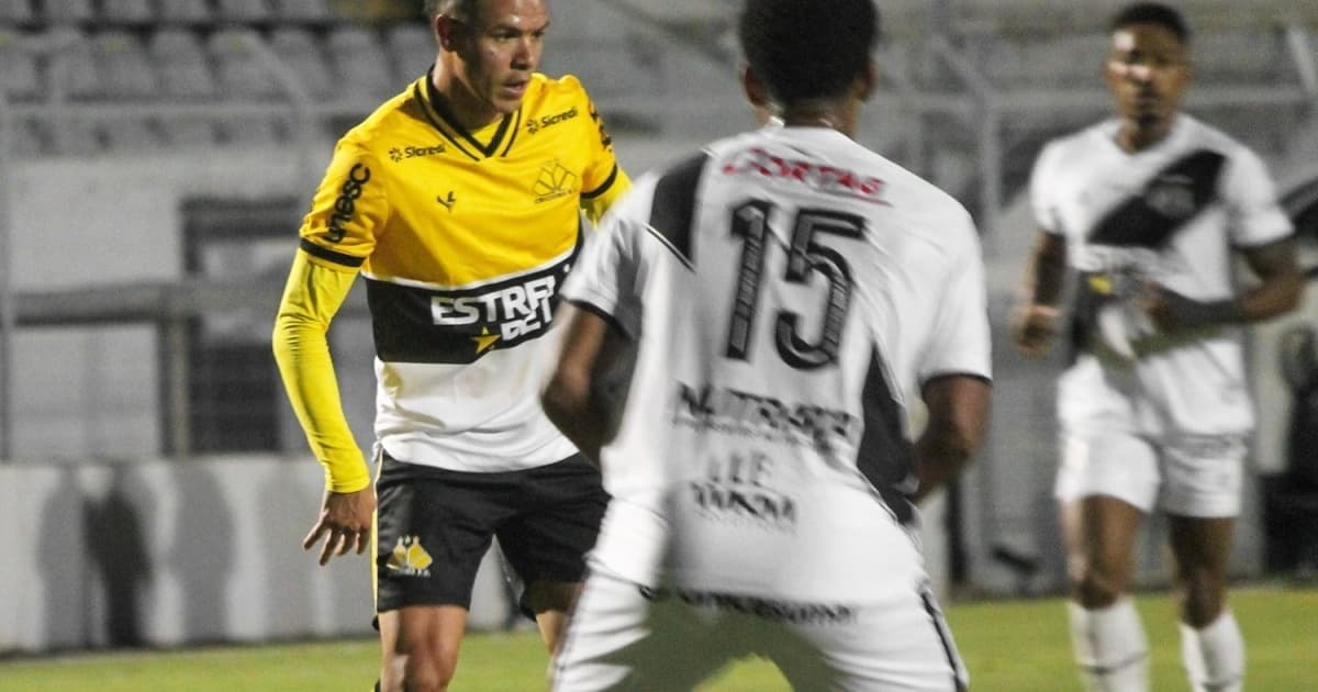 Marquinhos Gabriel domina a bola durante a vitória do Criciúma
