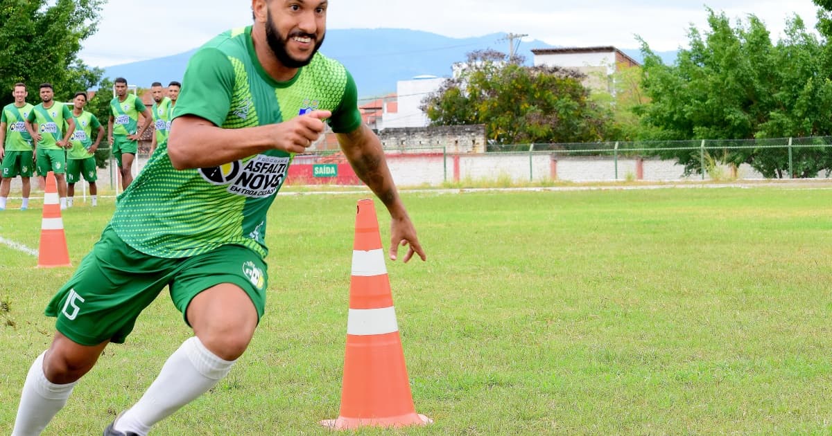 João Grillo corre no gramado