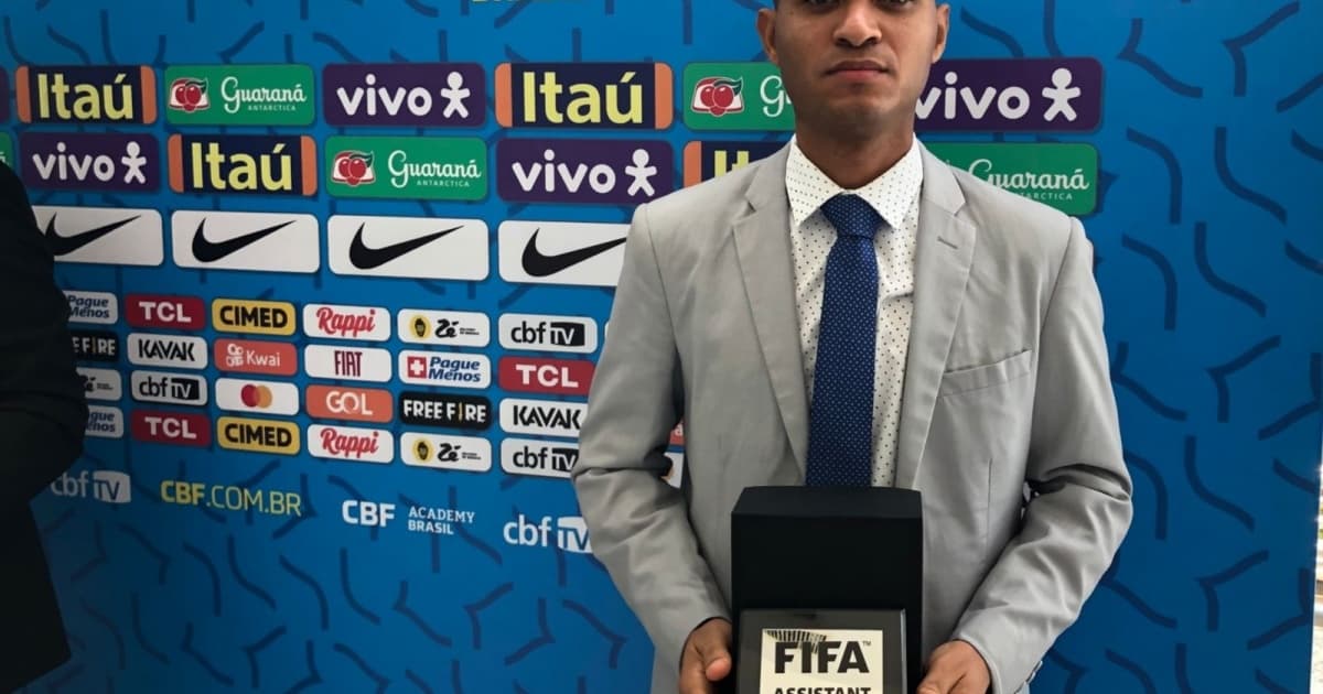Luanderson Lima segura a placa de assistente da Fifa