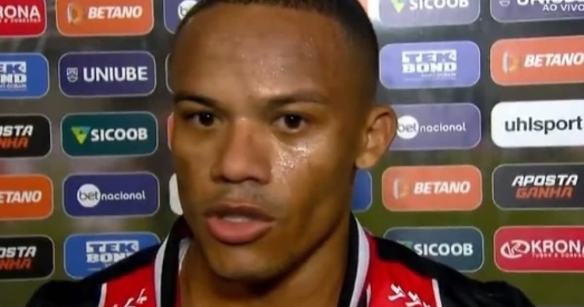 Atacante do Botafogo-SP, Robinho concede entrevista após jogo