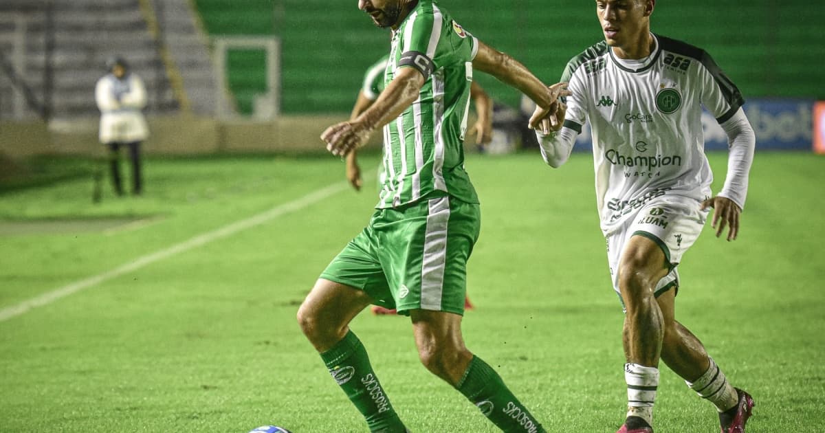 Autor do gol do Juventude, Nenê domina a bola sob marcação