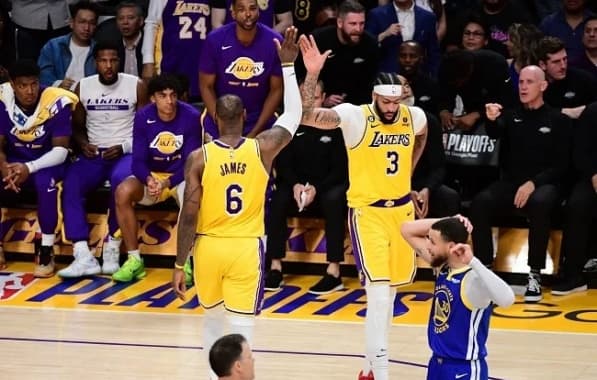 Com LeBron James e Anthony Davis inspirados, Lakers vence o Warriors e vai à final do Oeste 
