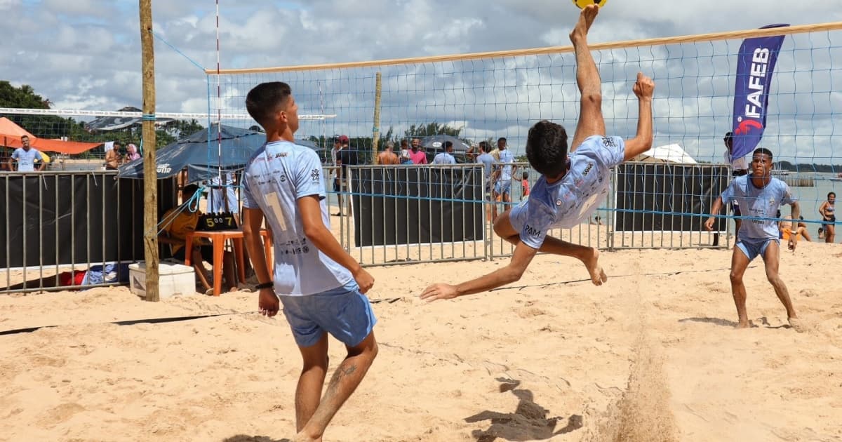 Atleta chuta a bola durante partida de futevôlei