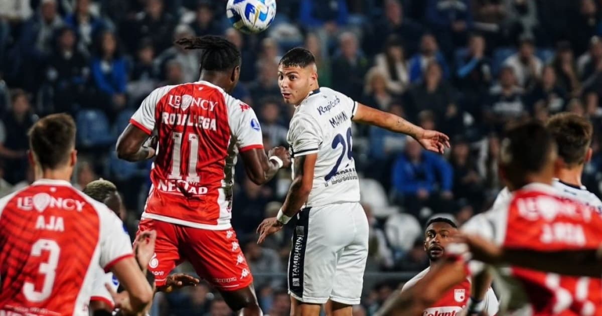 Rodallega disputa a bola pelo alto