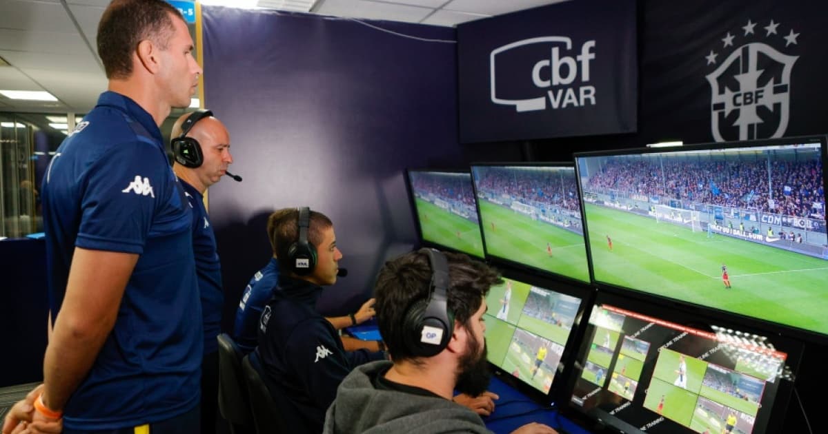 Equipe do VAR da CBF em ação