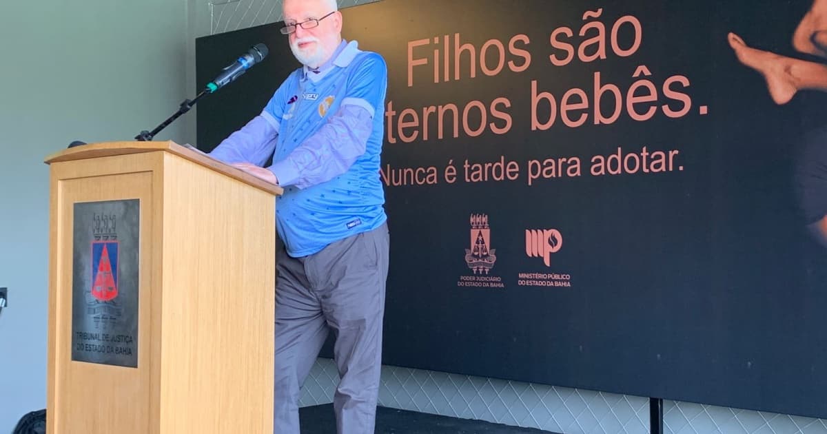 Desembargador Nilson Soares Castelo Branco discursa durante lançamento de campanha de adoção