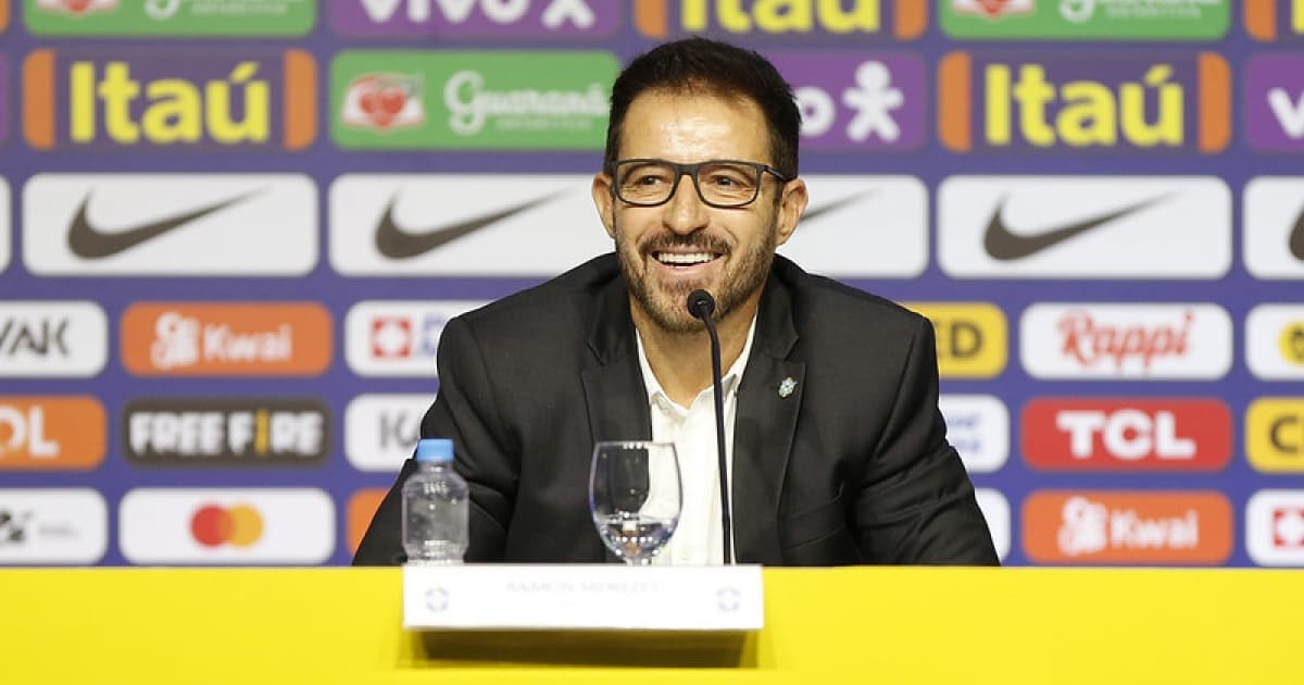 Ramon Menezes sorri durante anúncio de convocação da Seleção principal