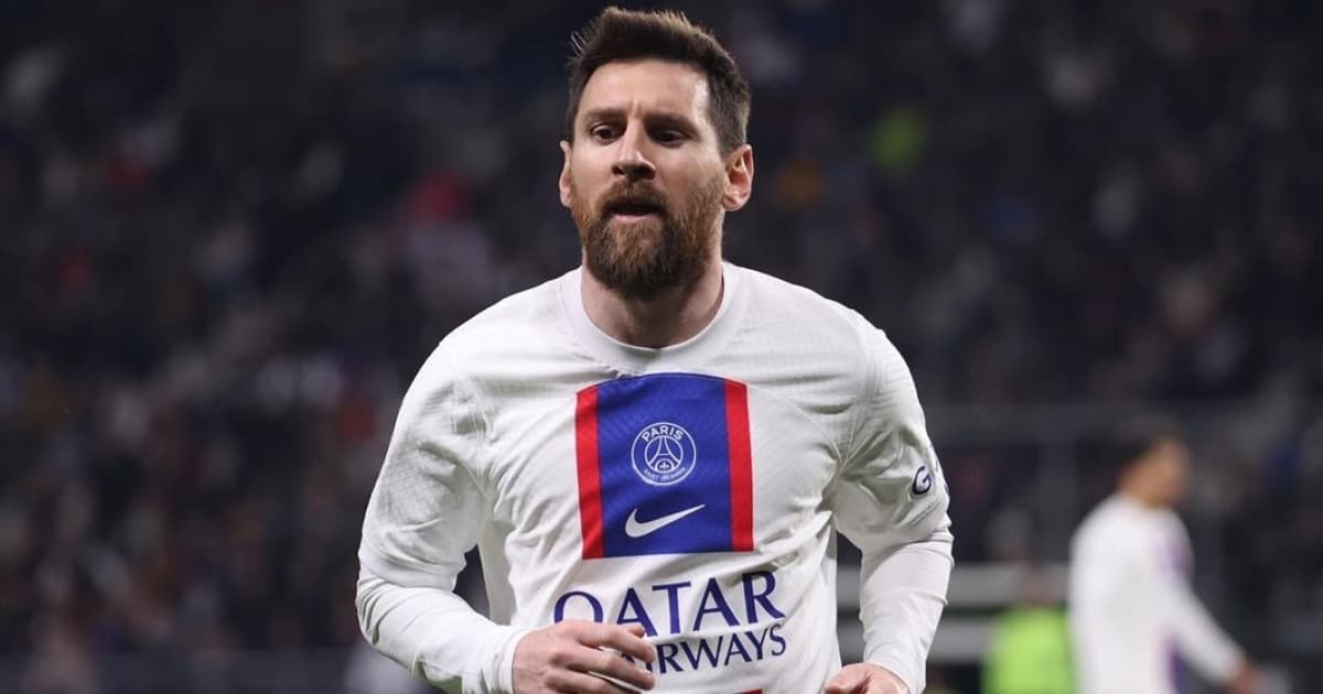 Com a camisa do PSG, Messi trota no campo durante jogo
