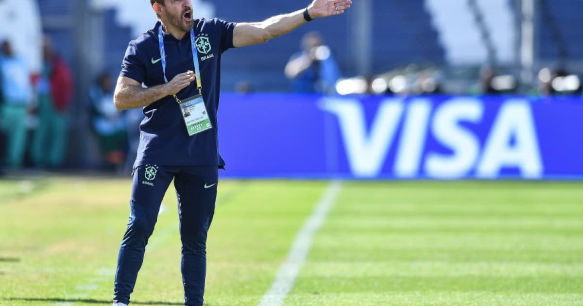 Ramon Menezes orienta jogadores durante jogo da seleção brasileira sub-20