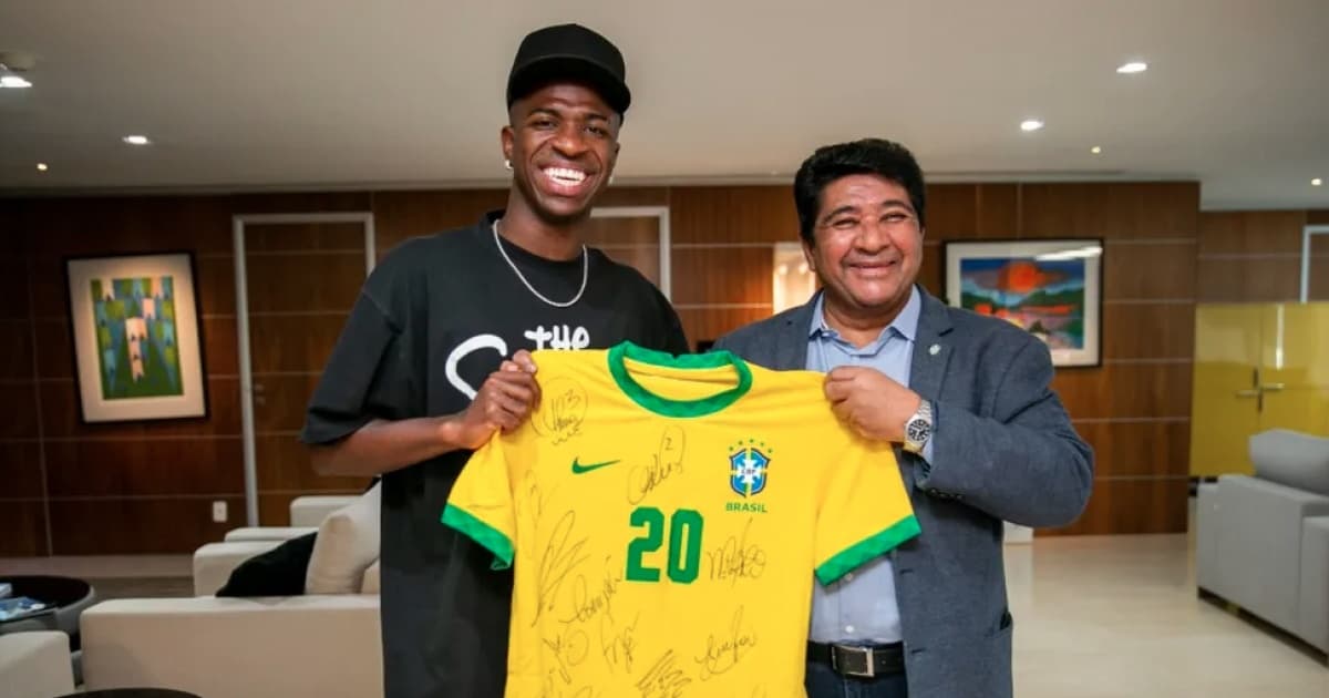 Vinicius Junior e Ednaldo Rodrigues segurando uma camisa do Brasil autografada