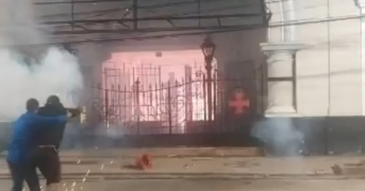 Torcedores soltam rojões em direção ao portão de São Januário