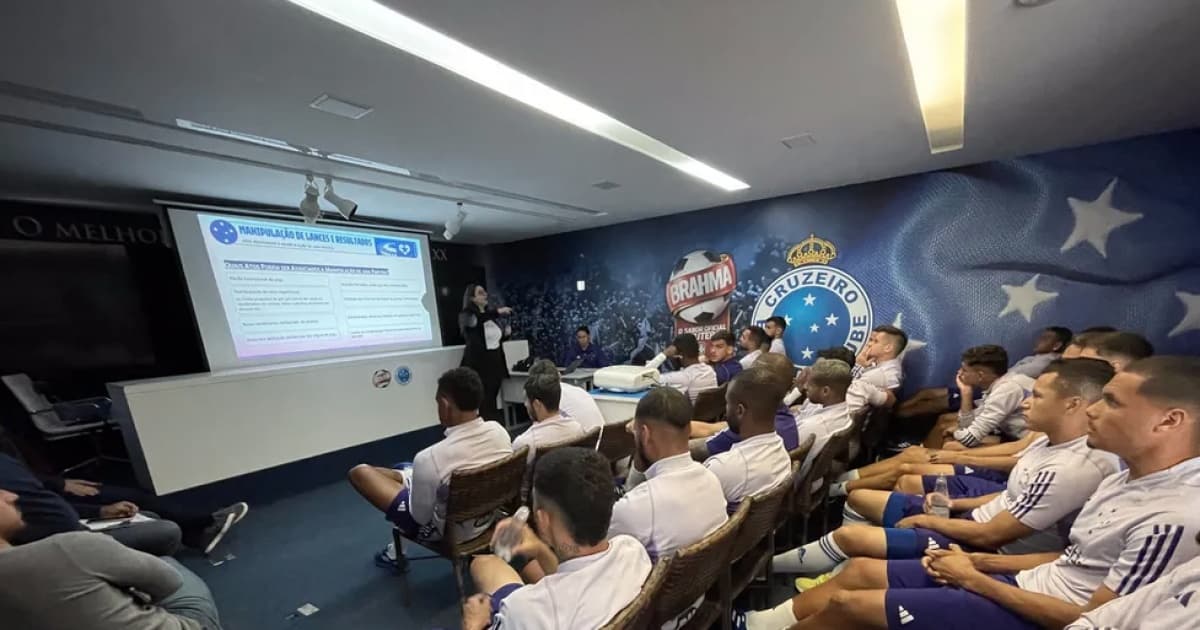 Jogadores do Cruzeiro assistem palestra