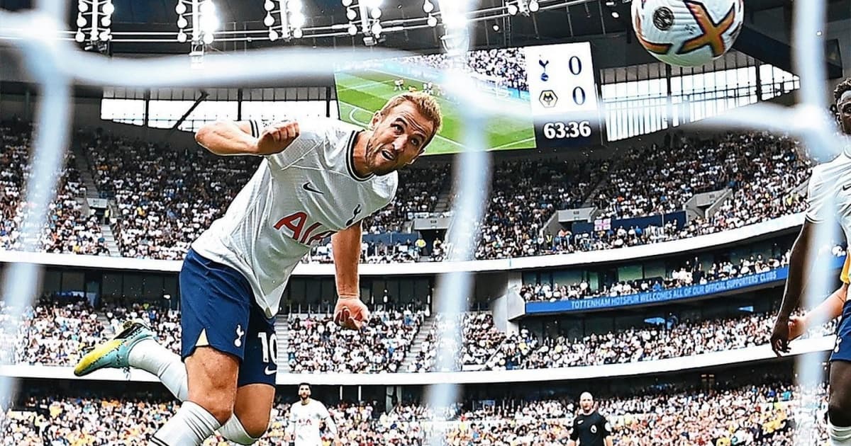 Kane cabeceia para marcar gol pelo Tottenham