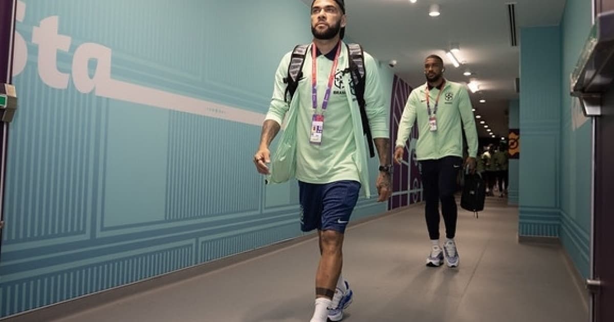 Daniel Alves caminha no túnel do estádio durante a Copa do Mundo de 2022