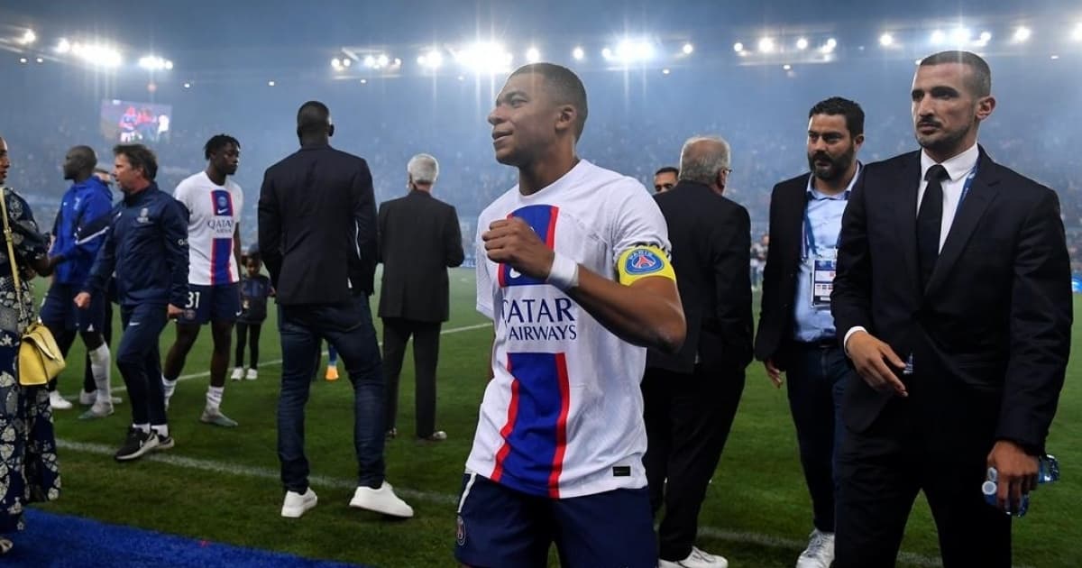 Mbappé deixa o gramado após jogo do PSG