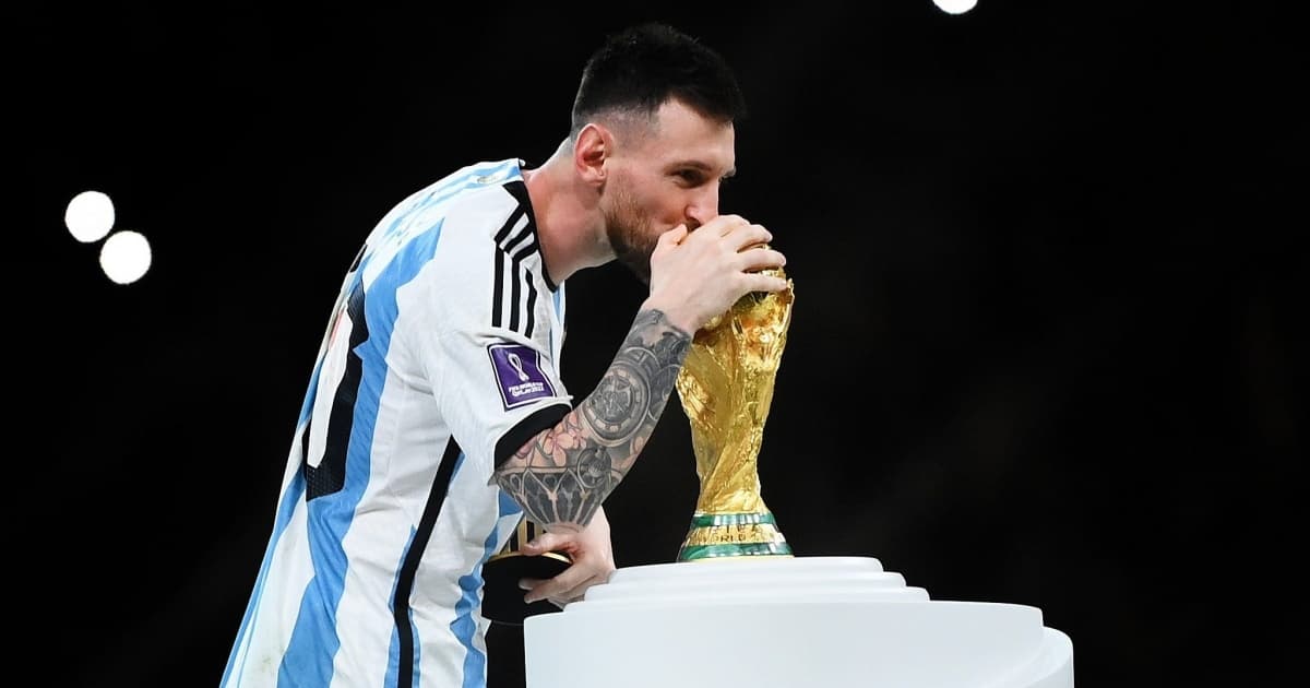 Messi beija a taça da Copa do Mundo após a conquista do tricampeonato da Argentina