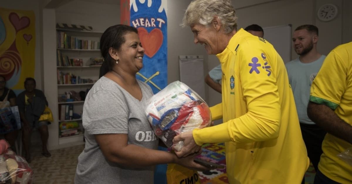 Treinadora da seleção brasileira feminina de futebol esteve na Rocinha nesta terça-feira (13) 