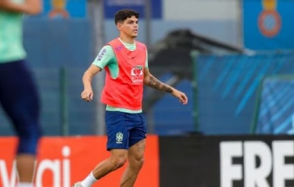 Com grupo completo pela primeira vez, Ramon testa Ayrton Lucas como titular em treino da Seleção