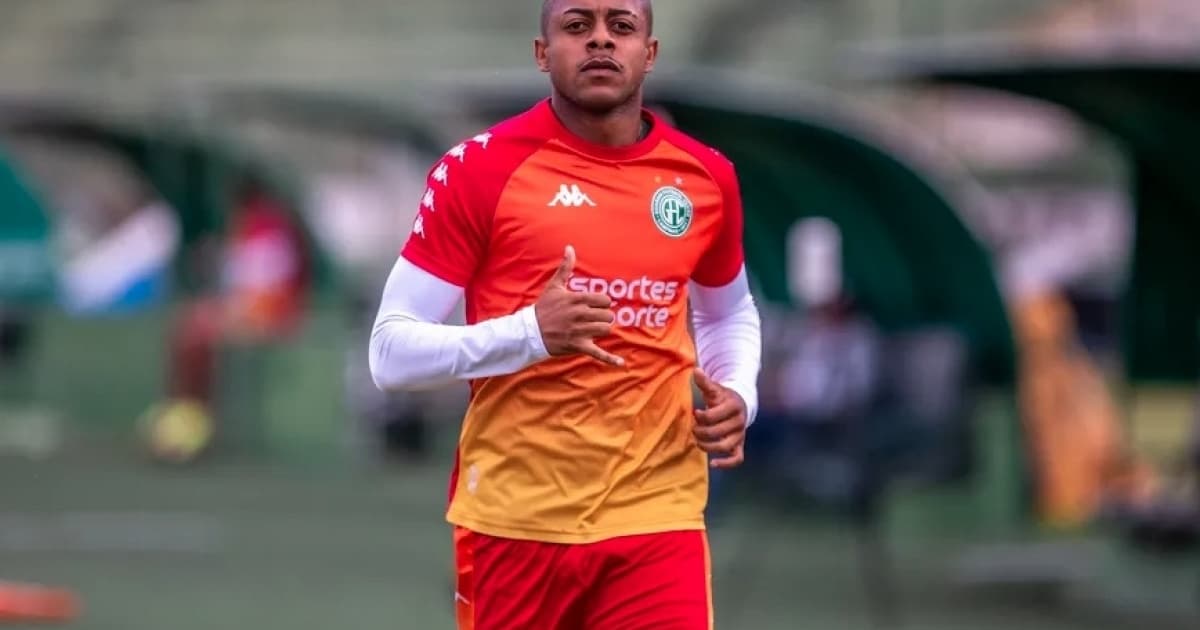 Diego Profírio corre no campo durante treino do Guarani