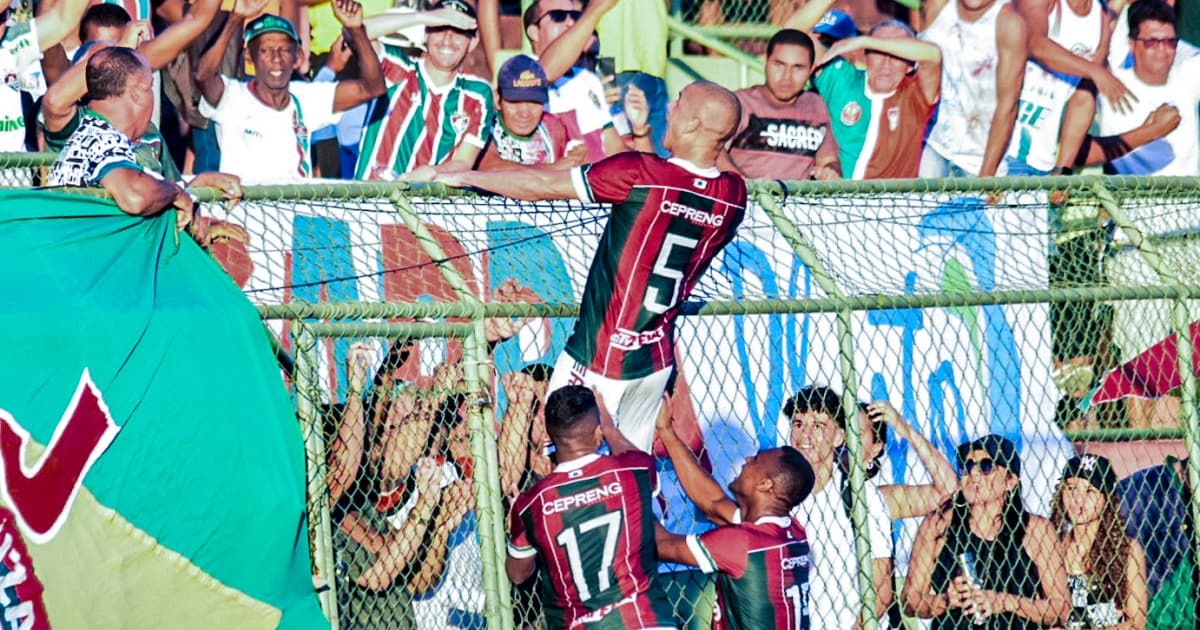 Waguinho sobe no alambrado para comemorar gol com a torcida