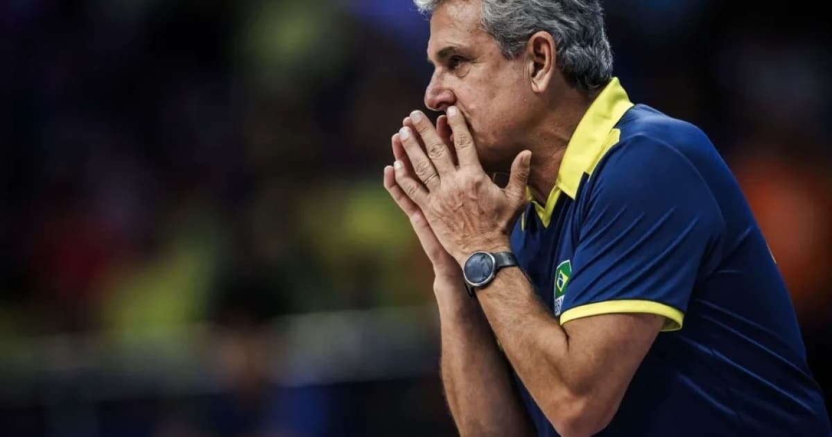 Zé Roberto orienta as jogadoras na quadra durante derrota do Brasil