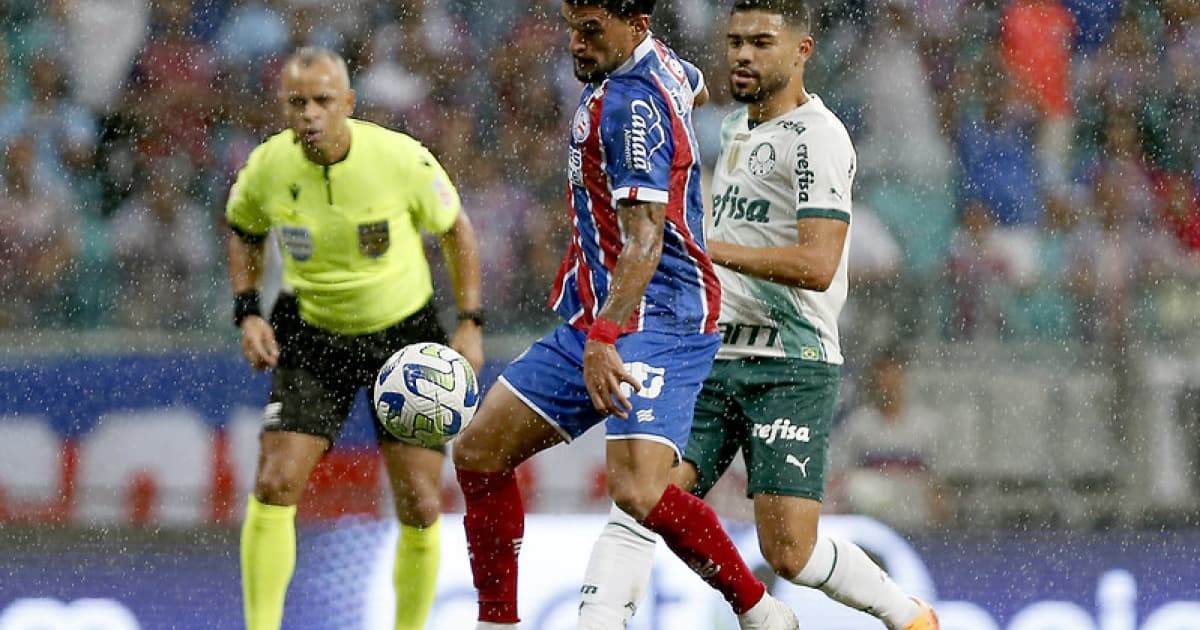 Cauly domina a bola durante jogo entre Bahia e Palmeiras