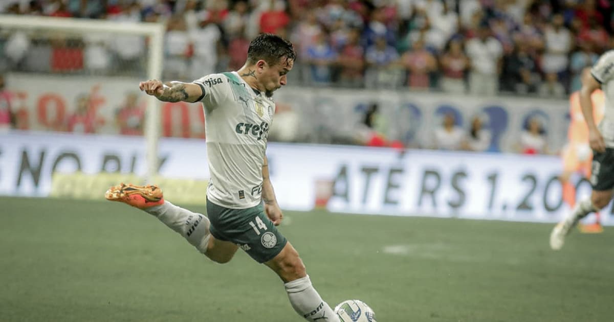 Artur arma o chute durante a derrota do Palmeiras para o Bahia