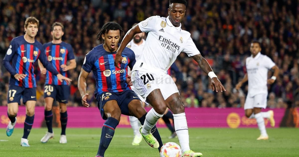Vinicius Junior domina bola sob marcação durante Real Madrid x Barcelona
