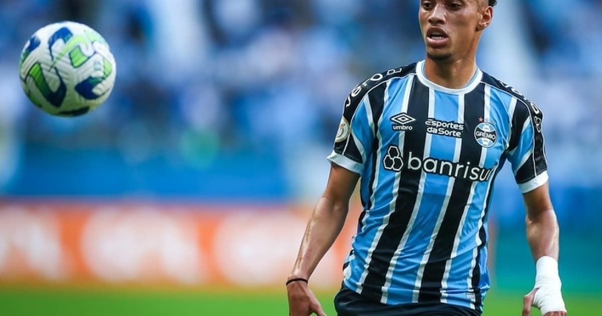 Bitello olha para a bola durante jogo do Grêmio