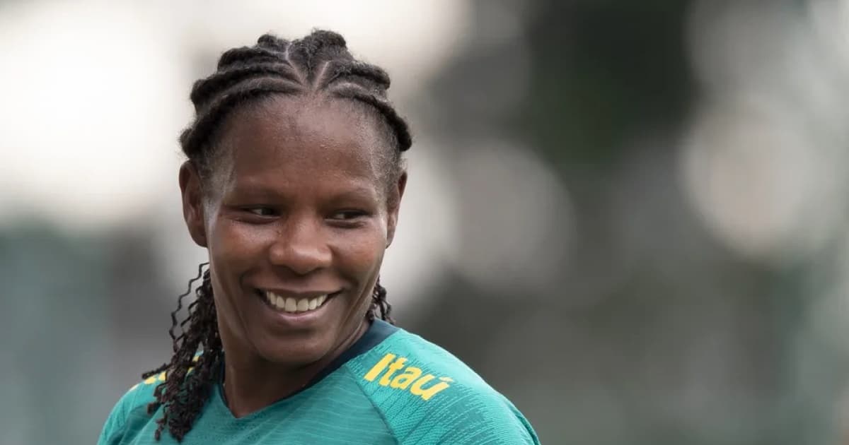 Formiga sorri durante treino nos tempos da Seleção Brasileira