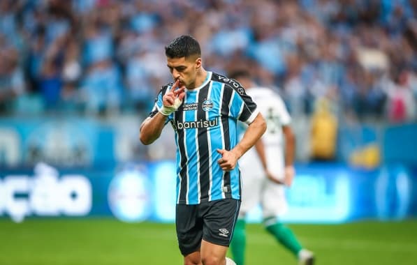 Grêmio diverge sobre tratamento no joelho e Suárez não viajará para jogo contra o Bahia em Salvador