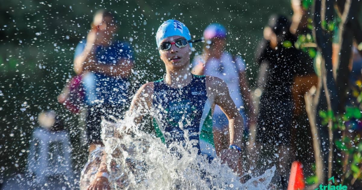 Atletas caem na água durante prova de triathlon