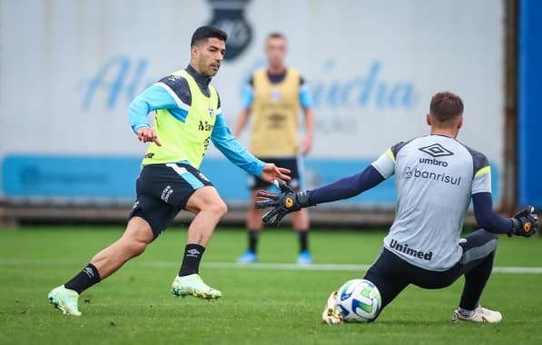 Grêmio libera Suárez para tratar dores no joelho com médico na Espanha; clube e atleta discutem melhor momento