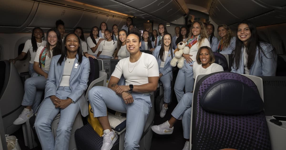 Jogadoras da seleção brasileira feminina posam no avião rumo à Austrália