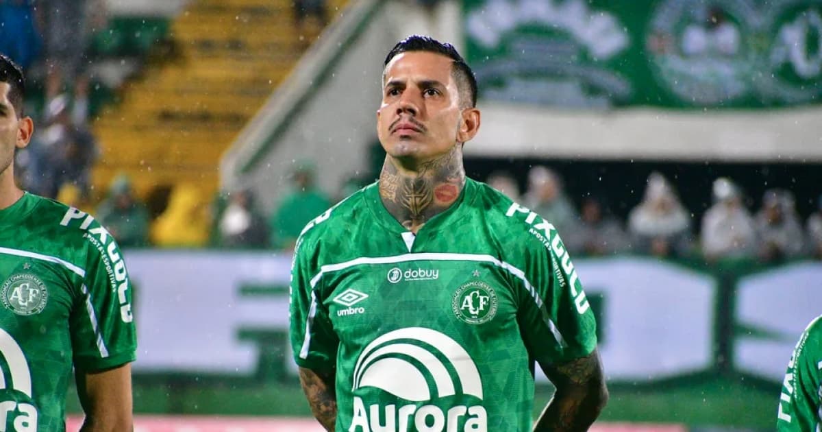 Victor Ramos perfilado com o time da Chapecoense antes do início da partida