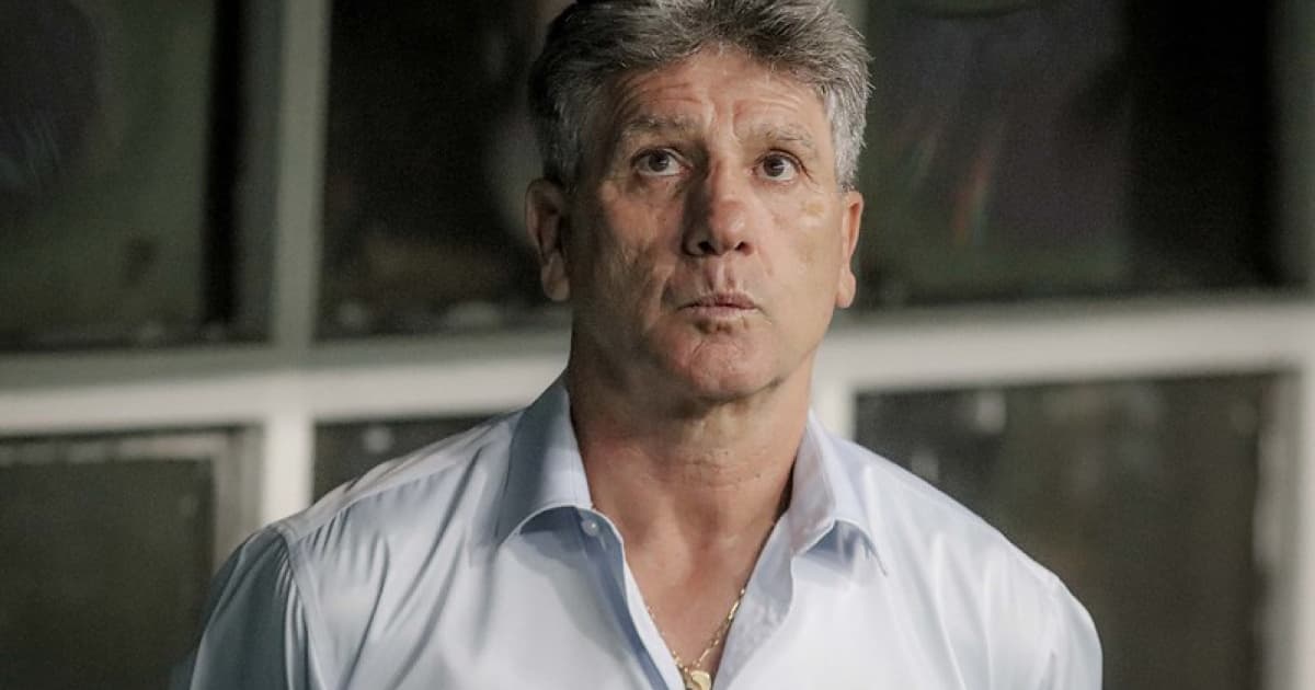 Renato Gaúcho olha para o estádio no banco de reservas