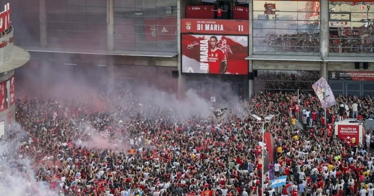 Cerca de 2.500 torcedores do Benfica foram as ruas para receber o argentino Angel Di Maria