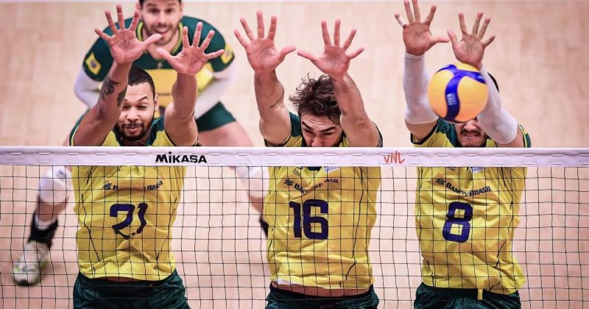 Jogadores do Brasil tentam bloqueio durante derrota para a Polônia