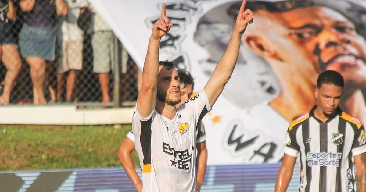 Felipe Mateus comemora gol da vitória do Criciúma sobre o ABC