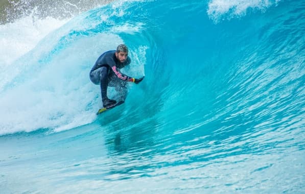 Especialista em ondas gigantes, Pedro Scooby é o novo comentarista de surfe do SporTV