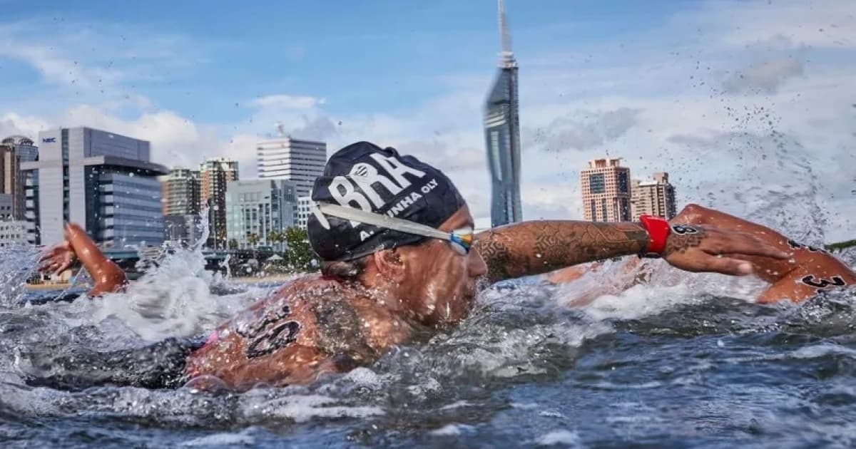 Ana Marcela nada na prova dos 10km do Mundial de maratona aquática